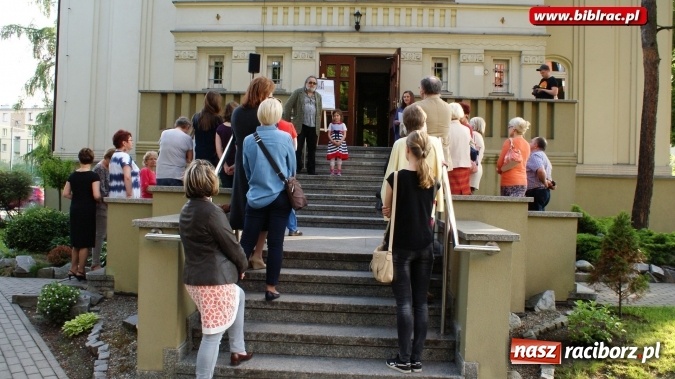 Zdjęcie w galerii na portalu naszraciborz.pl: Wernisaż wystawy prac Henryka M. Korbańskiego w bibliotece  wiadomości z regionu