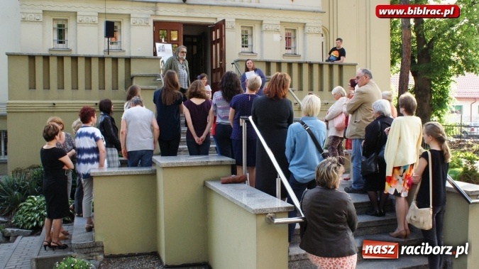 Zdjęcie w galerii na portalu naszraciborz.pl: Wernisaż wystawy prac Henryka M. Korbańskiego w bibliotece  wiadomości z regionu