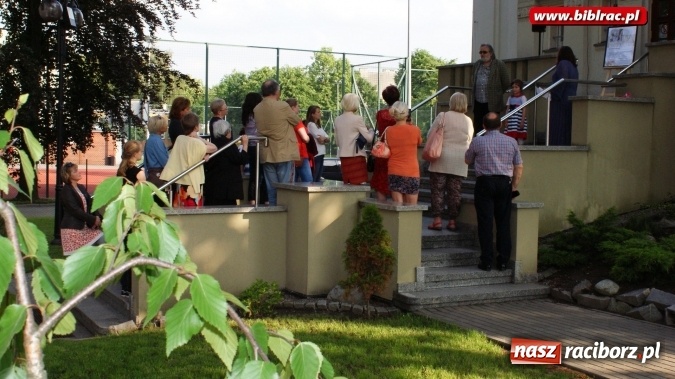 Zdjęcie w galerii na portalu naszraciborz.pl: Wernisaż wystawy prac Henryka M. Korbańskiego w bibliotece  wiadomości z regionu