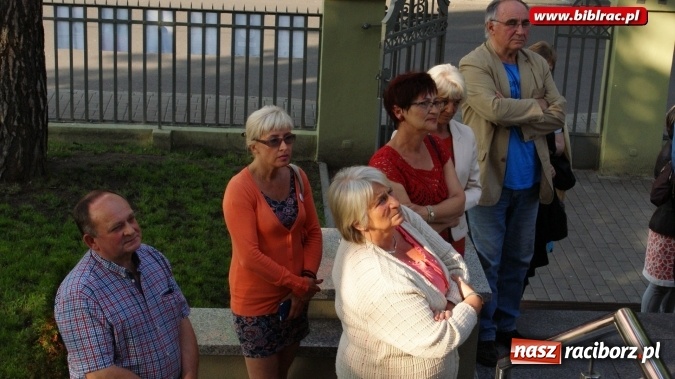 Zdjęcie w galerii na portalu naszraciborz.pl: Wernisaż wystawy prac Henryka M. Korbańskiego w bibliotece  wiadomości z regionu