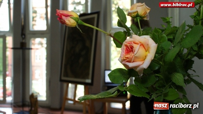 Zdjęcie w galerii na portalu naszraciborz.pl: Wernisaż wystawy prac Henryka M. Korbańskiego w bibliotece  wiadomości z regionu