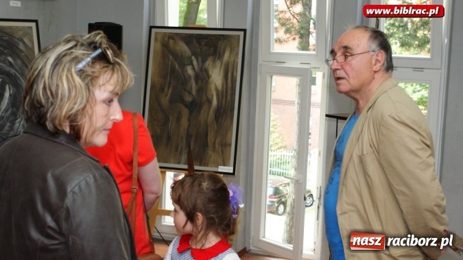 Zdjęcie w galerii na portalu naszraciborz.pl: Wernisaż wystawy prac Henryka M. Korbańskiego w bibliotece  wiadomości z regionu