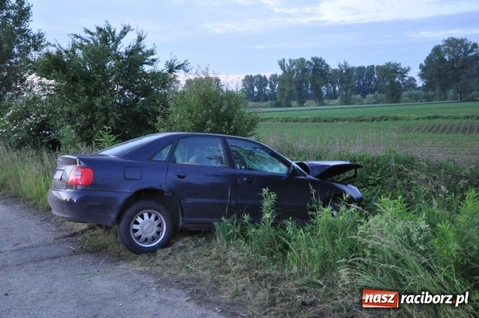 Zdjęcie w galerii na portalu naszraciborz.pl: W Zabełkowie kobieta z dzieckiem wjechała pod przyczepę ciągnika FOTO wiadomości z regionu