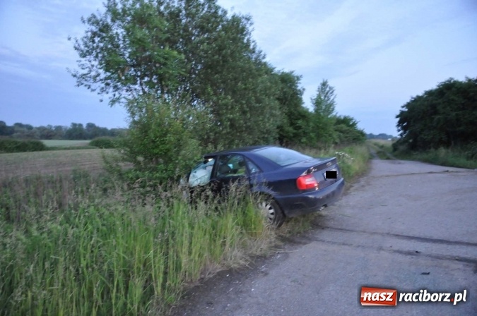 Zdjęcie w galerii na portalu naszraciborz.pl: W Zabełkowie kobieta z dzieckiem wjechała pod przyczepę ciągnika FOTO wiadomości z regionu