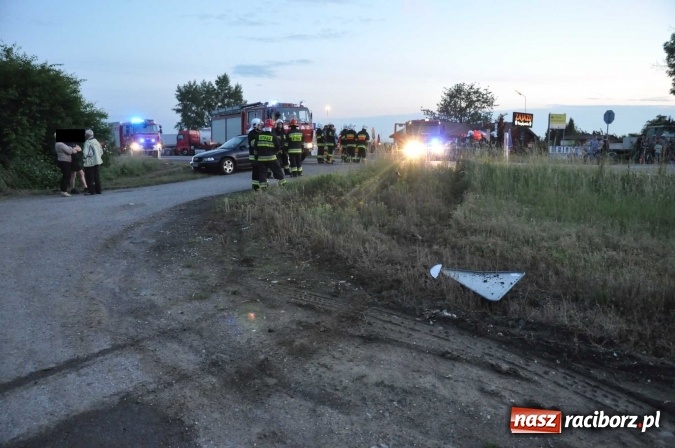 Zdjęcie w galerii na portalu naszraciborz.pl: W Zabełkowie kobieta z dzieckiem wjechała pod przyczepę ciągnika FOTO wiadomości z regionu