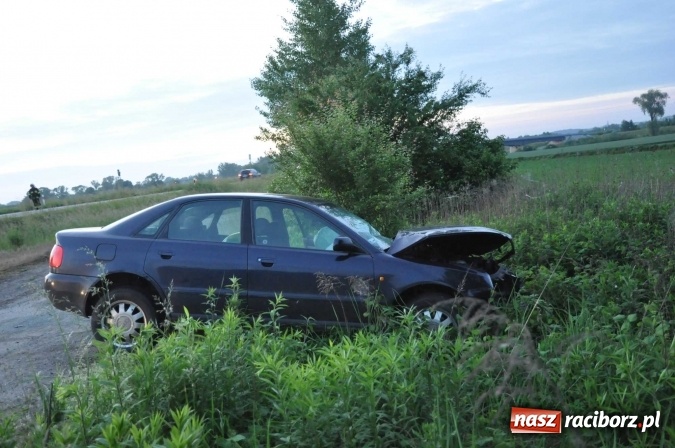 Zdjęcie w galerii na portalu naszraciborz.pl: W Zabełkowie kobieta z dzieckiem wjechała pod przyczepę ciągnika FOTO wiadomości z regionu