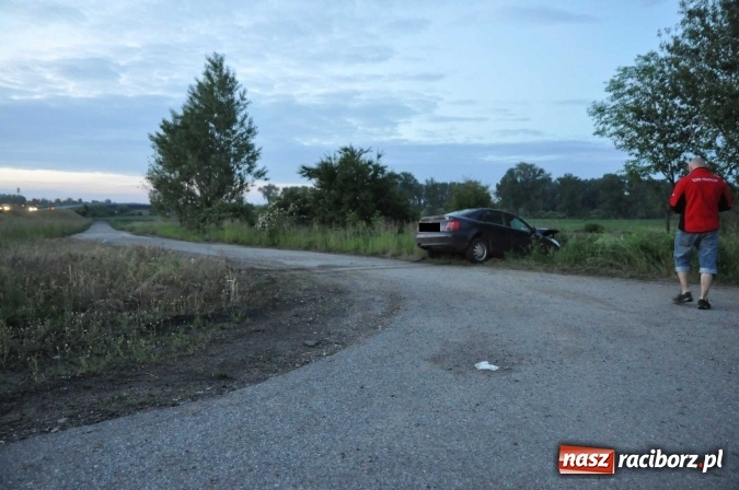 Zdjęcie w galerii na portalu naszraciborz.pl: W Zabełkowie kobieta z dzieckiem wjechała pod przyczepę ciągnika FOTO wiadomości z regionu