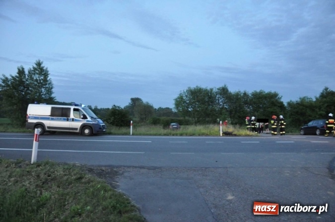 Zdjęcie w galerii na portalu naszraciborz.pl: W Zabełkowie kobieta z dzieckiem wjechała pod przyczepę ciągnika FOTO wiadomości z regionu