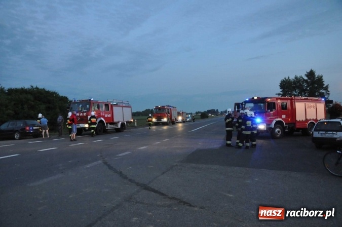 Zdjęcie w galerii na portalu naszraciborz.pl: W Zabełkowie kobieta z dzieckiem wjechała pod przyczepę ciągnika FOTO wiadomości z regionu