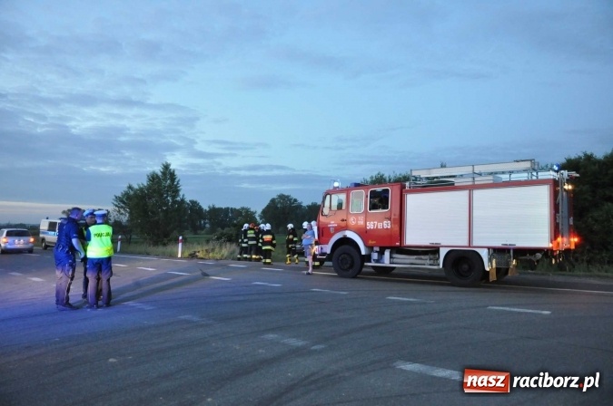 Zdjęcie w galerii na portalu naszraciborz.pl: W Zabełkowie kobieta z dzieckiem wjechała pod przyczepę ciągnika FOTO wiadomości z regionu