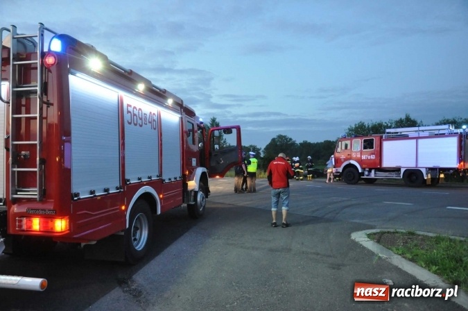 Zdjęcie w galerii na portalu naszraciborz.pl: W Zabełkowie kobieta z dzieckiem wjechała pod przyczepę ciągnika FOTO wiadomości z regionu