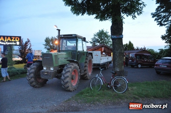 Zdjęcie w galerii na portalu naszraciborz.pl: W Zabełkowie kobieta z dzieckiem wjechała pod przyczepę ciągnika FOTO wiadomości z regionu