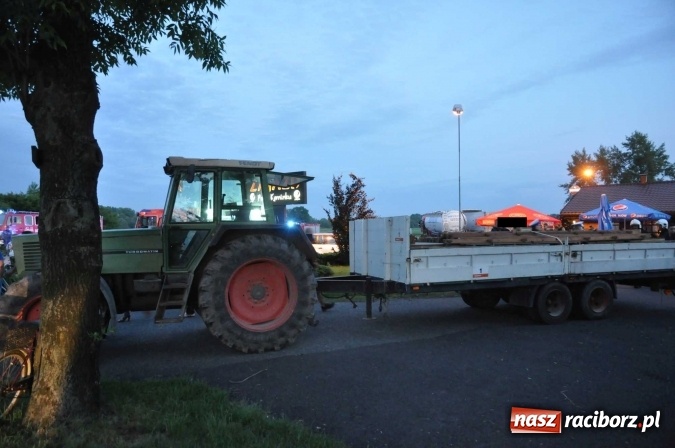 Zdjęcie w galerii na portalu naszraciborz.pl: W Zabełkowie kobieta z dzieckiem wjechała pod przyczepę ciągnika FOTO wiadomości z regionu