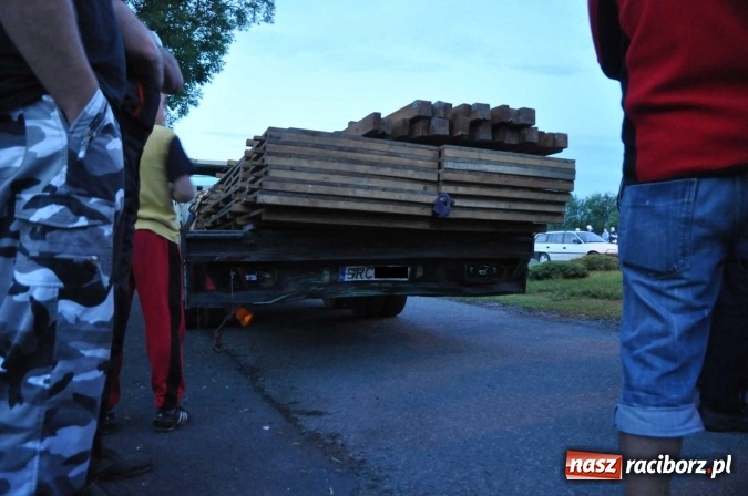 Zdjęcie w galerii na portalu naszraciborz.pl: W Zabełkowie kobieta z dzieckiem wjechała pod przyczepę ciągnika FOTO wiadomości z regionu