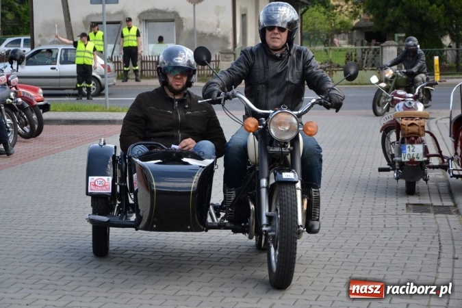Zdjęcie w galerii na portalu naszraciborz.pl: Oldtimery w Bieńkowicach. Zobacz piękne auta i motocykle  wiadomości z regionu