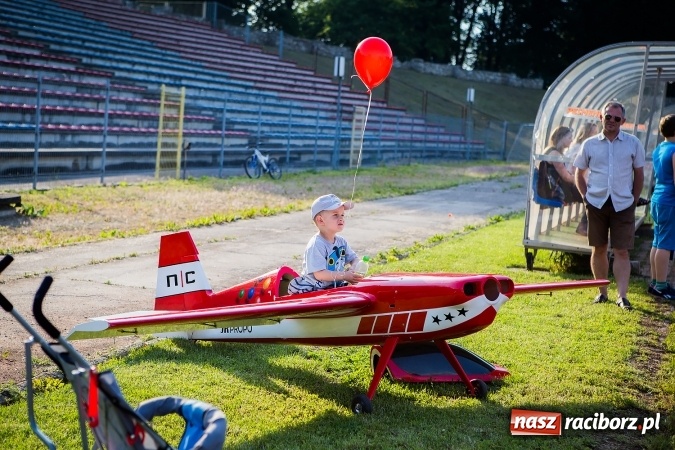 Zdjęcie w galerii na portalu naszraciborz.pl: Wielka bitwa powietrzna na stadionie miejskim wiadomości z regionu