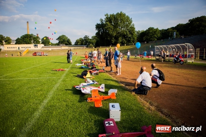 Zdjęcie w galerii na portalu naszraciborz.pl: Wielka bitwa powietrzna na stadionie miejskim wiadomości z regionu