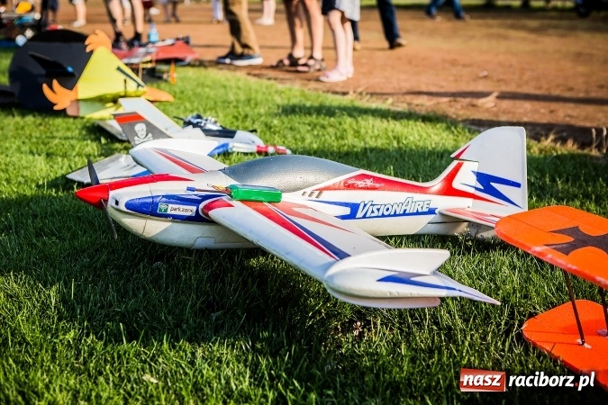 Zdjęcie w galerii na portalu naszraciborz.pl: Wielka bitwa powietrzna na stadionie miejskim wiadomości z regionu
