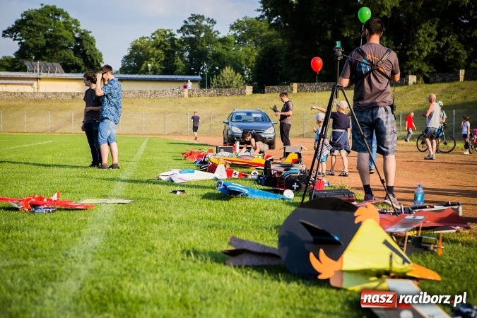Zdjęcie w galerii na portalu naszraciborz.pl: Wielka bitwa powietrzna na stadionie miejskim wiadomości z regionu