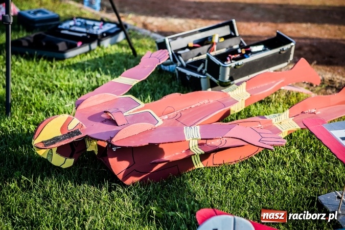 Zdjęcie w galerii na portalu naszraciborz.pl: Wielka bitwa powietrzna na stadionie miejskim wiadomości z regionu