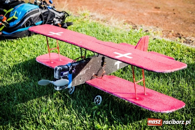 Zdjęcie w galerii na portalu naszraciborz.pl: Wielka bitwa powietrzna na stadionie miejskim wiadomości z regionu