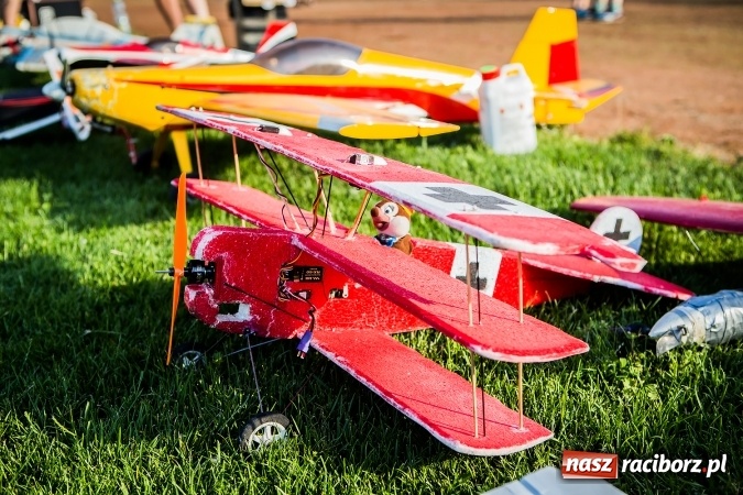 Zdjęcie w galerii na portalu naszraciborz.pl: Wielka bitwa powietrzna na stadionie miejskim wiadomości z regionu