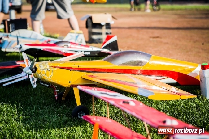 Zdjęcie w galerii na portalu naszraciborz.pl: Wielka bitwa powietrzna na stadionie miejskim wiadomości z regionu