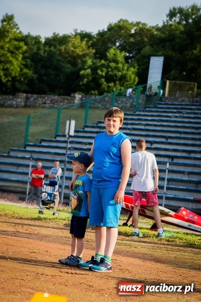 Zdjęcie w galerii na portalu naszraciborz.pl: Wielka bitwa powietrzna na stadionie miejskim wiadomości z regionu