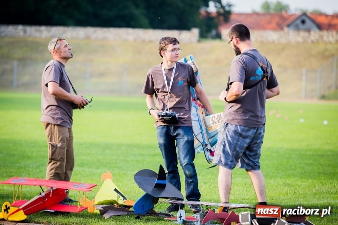 Zdjęcie w galerii na portalu naszraciborz.pl: Wielka bitwa powietrzna na stadionie miejskim wiadomości z regionu
