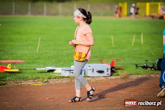 Zdjęcie w galerii na portalu naszraciborz.pl: Wielka bitwa powietrzna na stadionie miejskim wiadomości z regionu