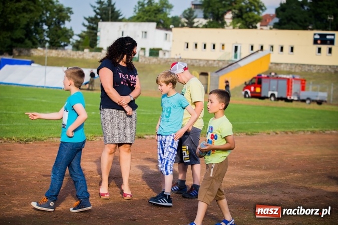 Zdjęcie w galerii na portalu naszraciborz.pl: Wielka bitwa powietrzna na stadionie miejskim wiadomości z regionu