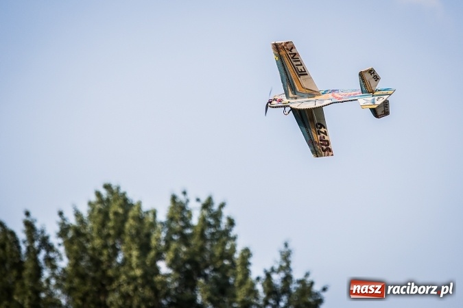 Zdjęcie w galerii na portalu naszraciborz.pl: Wielka bitwa powietrzna na stadionie miejskim wiadomości z regionu
