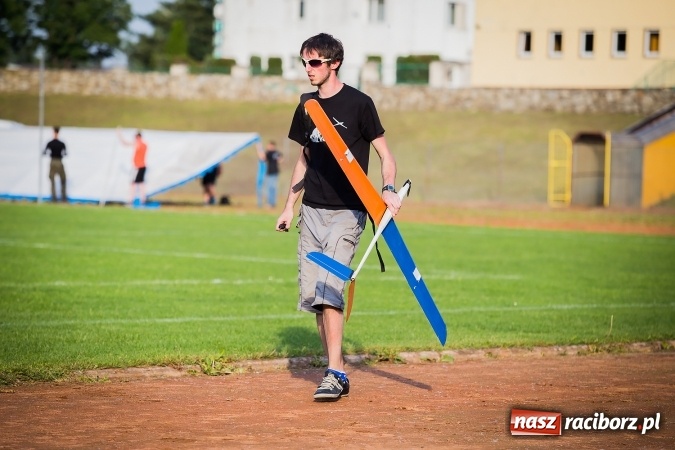 Zdjęcie w galerii na portalu naszraciborz.pl: Wielka bitwa powietrzna na stadionie miejskim wiadomości z regionu