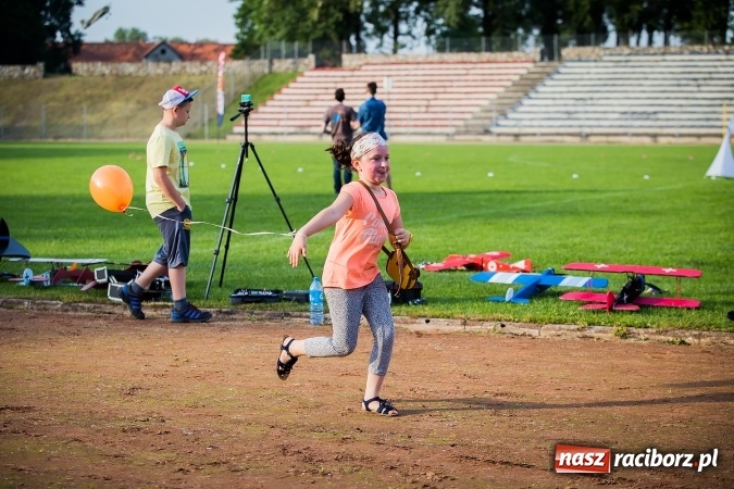 Zdjęcie w galerii na portalu naszraciborz.pl: Wielka bitwa powietrzna na stadionie miejskim wiadomości z regionu