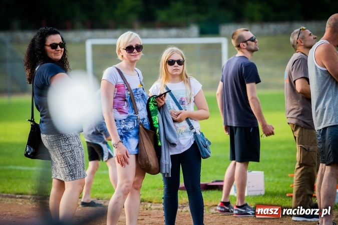 Zdjęcie w galerii na portalu naszraciborz.pl: Wielka bitwa powietrzna na stadionie miejskim wiadomości z regionu