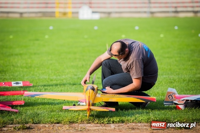 Zdjęcie w galerii na portalu naszraciborz.pl: Wielka bitwa powietrzna na stadionie miejskim wiadomości z regionu