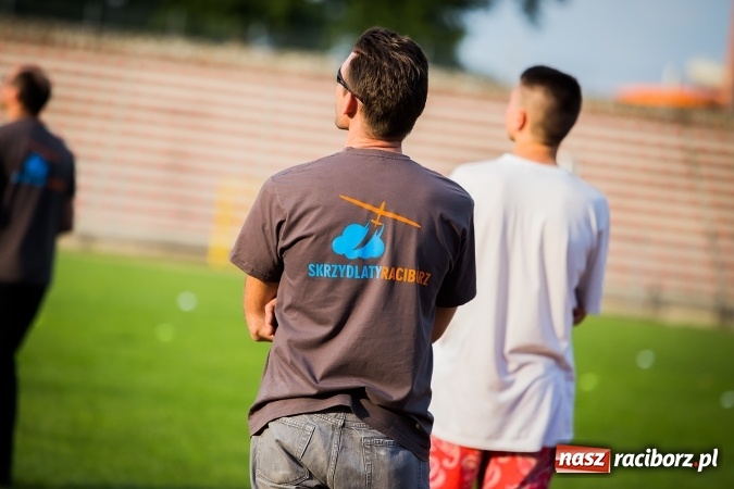 Zdjęcie w galerii na portalu naszraciborz.pl: Wielka bitwa powietrzna na stadionie miejskim wiadomości z regionu
