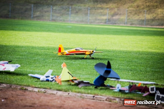 Zdjęcie w galerii na portalu naszraciborz.pl: Wielka bitwa powietrzna na stadionie miejskim wiadomości z regionu