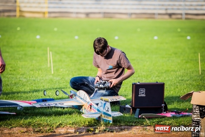 Zdjęcie w galerii na portalu naszraciborz.pl: Wielka bitwa powietrzna na stadionie miejskim wiadomości z regionu