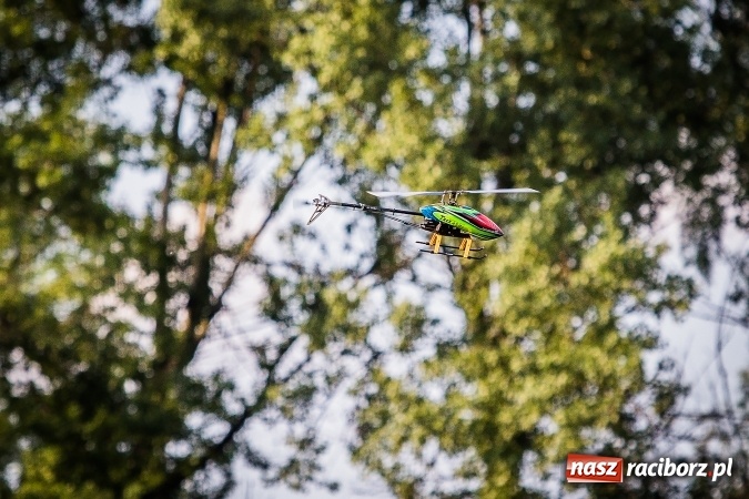 Zdjęcie w galerii na portalu naszraciborz.pl: Wielka bitwa powietrzna na stadionie miejskim wiadomości z regionu