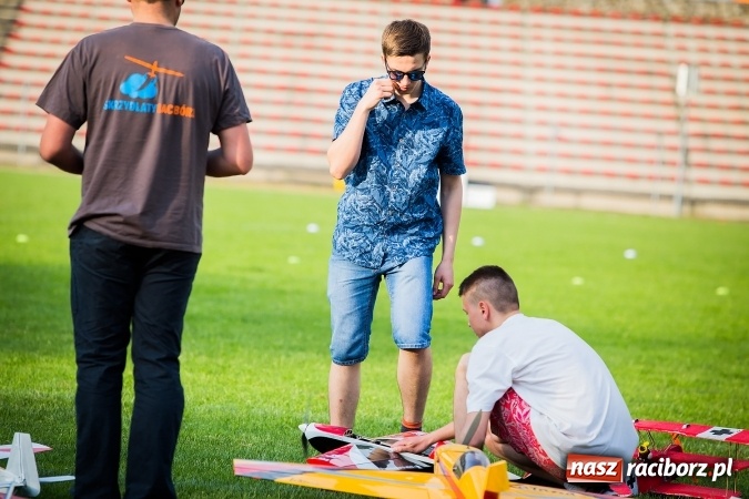 Zdjęcie w galerii na portalu naszraciborz.pl: Wielka bitwa powietrzna na stadionie miejskim wiadomości z regionu