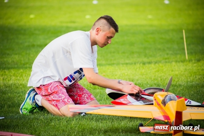 Zdjęcie w galerii na portalu naszraciborz.pl: Wielka bitwa powietrzna na stadionie miejskim wiadomości z regionu