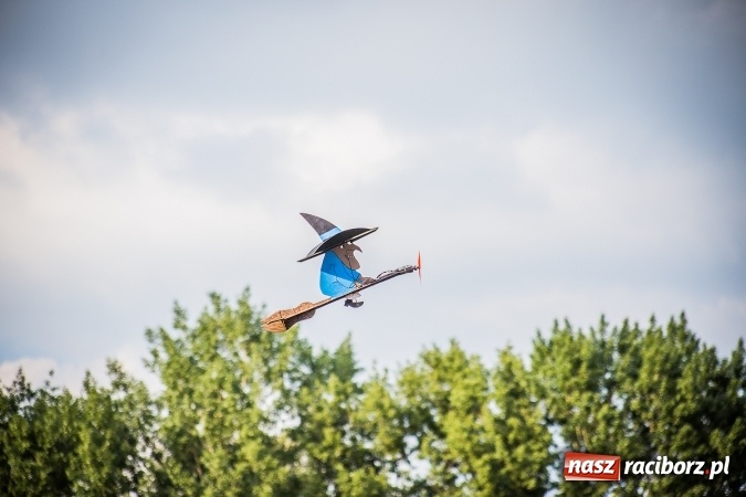 Zdjęcie w galerii na portalu naszraciborz.pl: Wielka bitwa powietrzna na stadionie miejskim wiadomości z regionu