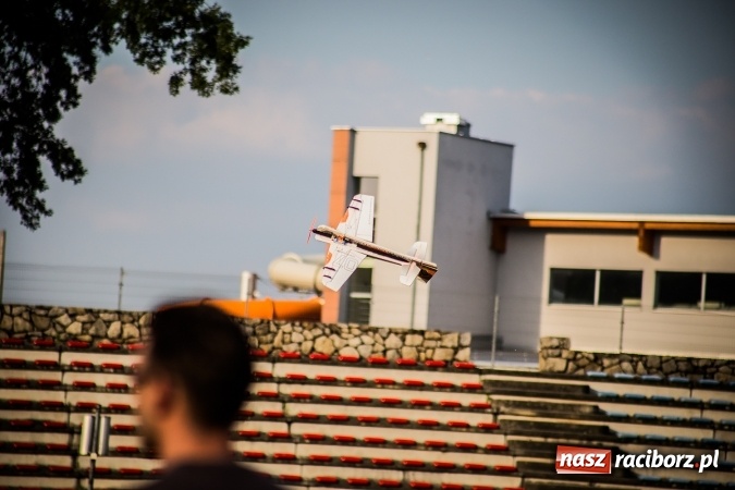 Zdjęcie w galerii na portalu naszraciborz.pl: Wielka bitwa powietrzna na stadionie miejskim wiadomości z regionu