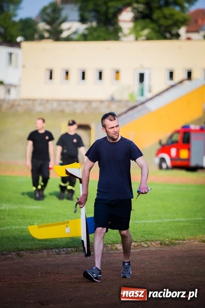 Zdjęcie w galerii na portalu naszraciborz.pl: Wielka bitwa powietrzna na stadionie miejskim wiadomości z regionu