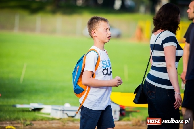 Zdjęcie w galerii na portalu naszraciborz.pl: Wielka bitwa powietrzna na stadionie miejskim wiadomości z regionu