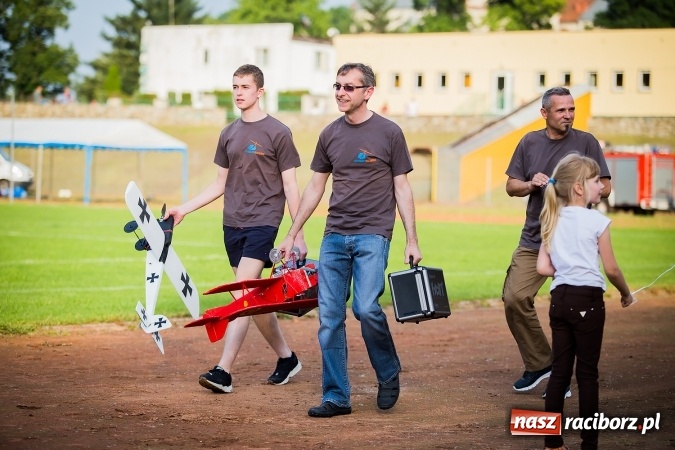 Zdjęcie w galerii na portalu naszraciborz.pl: Wielka bitwa powietrzna na stadionie miejskim wiadomości z regionu
