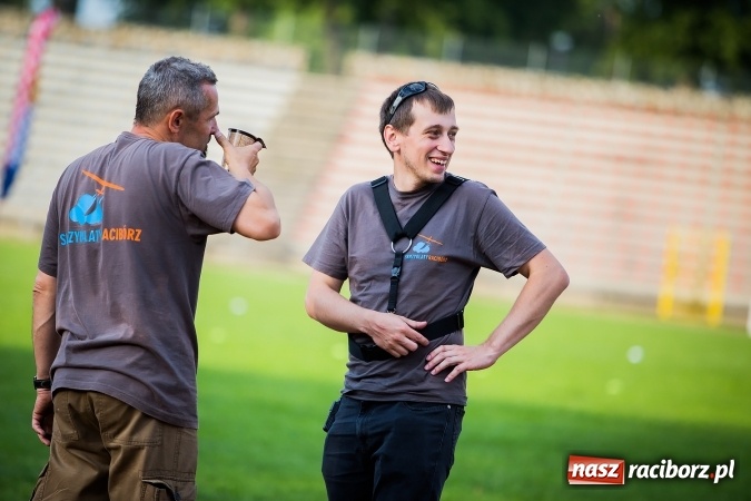 Zdjęcie w galerii na portalu naszraciborz.pl: Wielka bitwa powietrzna na stadionie miejskim wiadomości z regionu