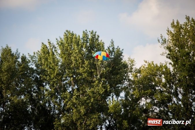 Zdjęcie w galerii na portalu naszraciborz.pl: Wielka bitwa powietrzna na stadionie miejskim wiadomości z regionu