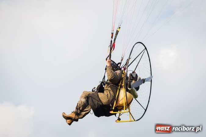 Zdjęcie w galerii na portalu naszraciborz.pl: Wielka bitwa powietrzna na stadionie miejskim wiadomości z regionu